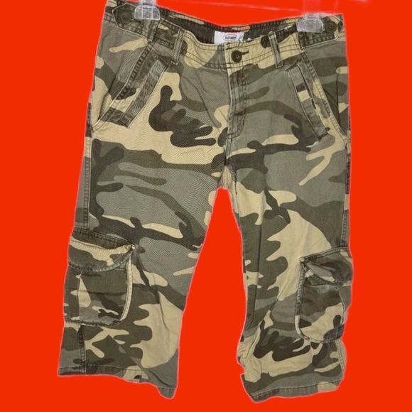 Old Navy Denim - VNTG Y2K Millennial Cargo Camo Embroidered Capris Size 6
